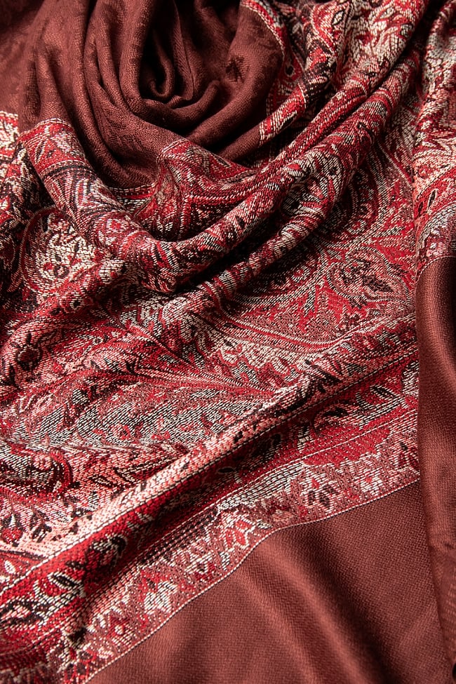 〔200cm×70cm〕インドの伝統柄 ペイズリーショール - ブラウン 5 - 別の角度から見てみました。