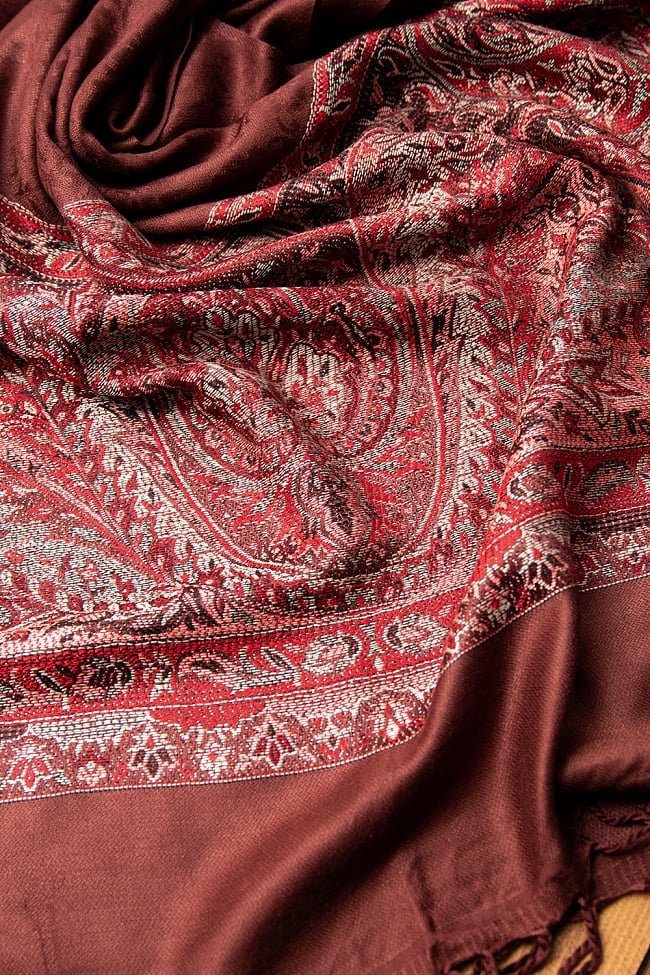 〔200cm×70cm〕インドの伝統柄 ペイズリーショール - ブラウン 6 - 別の角度から見てみました。