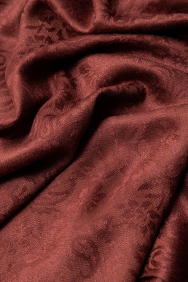 〔200cm×70cm〕インドの伝統柄 ペイズリーショール - ブラウン 7 - 無地に見える部分もうっすらと唐草模様が入っています。