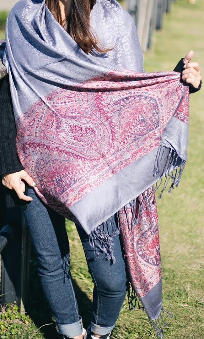 〔200cm×70cm〕インドの伝統柄 ペイズリーショール - ブラウン 9 - モデルさんに着用してもらいました。