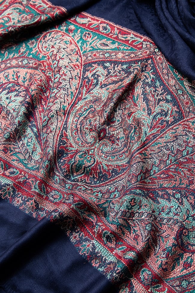 〔200cm×70cm〕インドの伝統柄 ペイズリーショール - ネイビー 4 - 光沢感のある美しい布地にペイズリー柄が映えます。