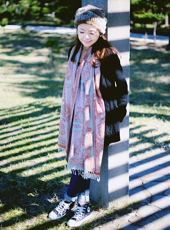 〔200cm×70cm〕インドの伝統柄 ペイズリーショール - レッド + ピンクの商品写真 11枚目 シックな色合いで美しいですね。