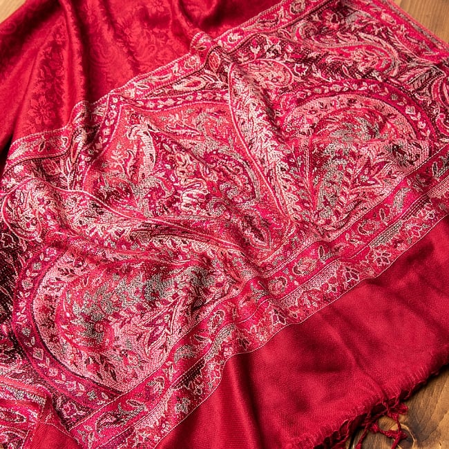 〔200cm×70cm〕インドの伝統柄 ペイズリーショール - レッド + ピンク 4 - 光沢感のある美しい布地にペイズリー柄が映えます。