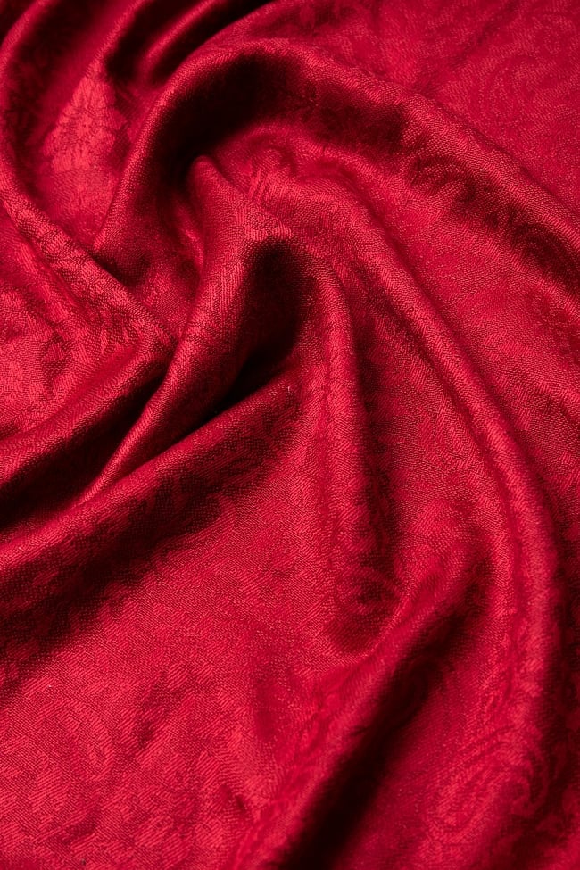 〔200cm×70cm〕インドの伝統柄 ペイズリーショール - レッド + ピンクの商品写真 7枚目 無地に見える部分もうっすらと唐草模様が入っています。