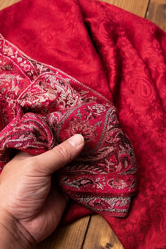 〔200cm×70cm〕インドの伝統柄 ペイズリーショール - レッド + ピンクの商品写真 8枚目 チクチクせず、大変なめらかなさわり心地です。