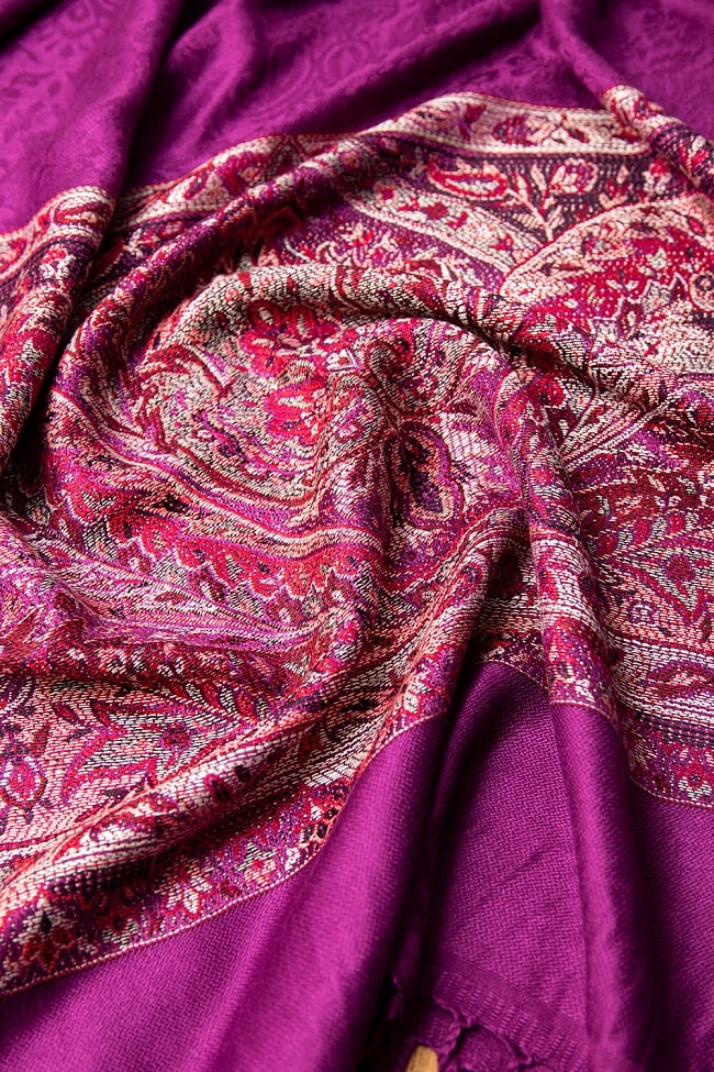 〔200cm×70cm〕インドの伝統柄 ペイズリーショール - パープル 4 - 光沢感のある美しい布地にペイズリー柄が映えます。