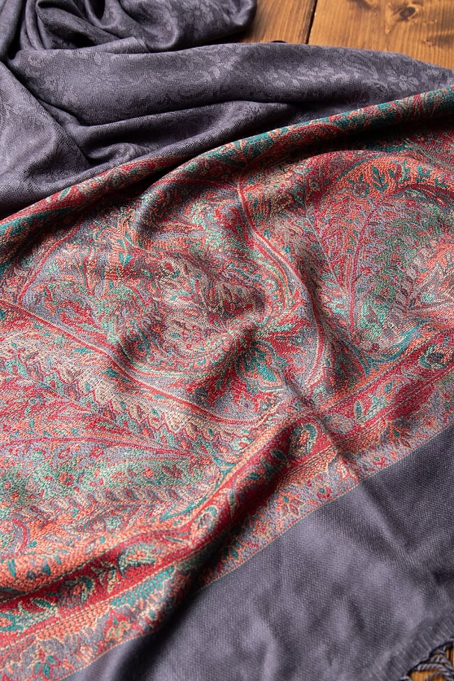 〔200cm×70cm〕インドの伝統柄 ペイズリーショール - グレー 4 - 光沢感のある美しい布地にペイズリー柄が映えます。