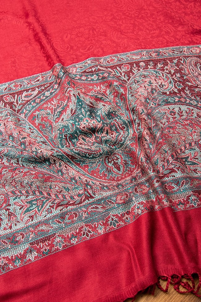 〔200cm×70cm〕インドの伝統柄 ペイズリーショール - レッド + グリーン 4 - 光沢感のある美しい布地にペイズリー柄が映えます。