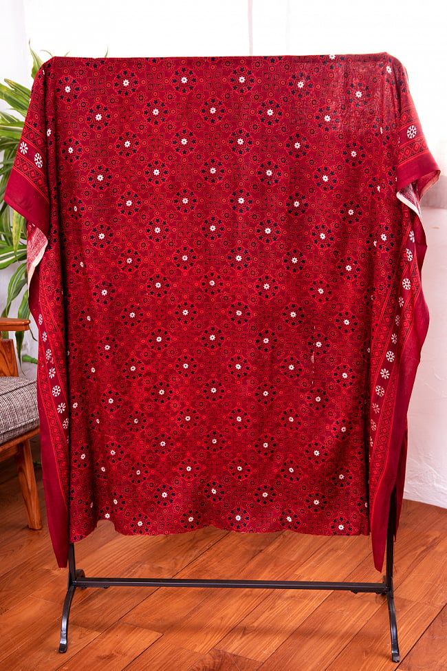 〔180cm*120cm〕インドの伝統柄 更紗模様プリント布 6 - 質感がわかるように掛けてみました。
