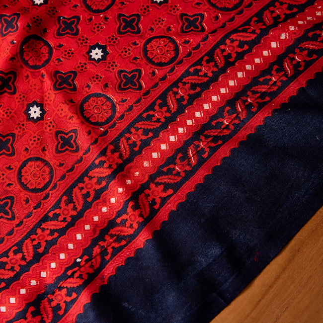 〔180cm*120cm〕インドの伝統柄 更紗模様プリント布 3 - フチの写真です。ざっくりと裁断されていますが、そこまで気にならないと思います。
