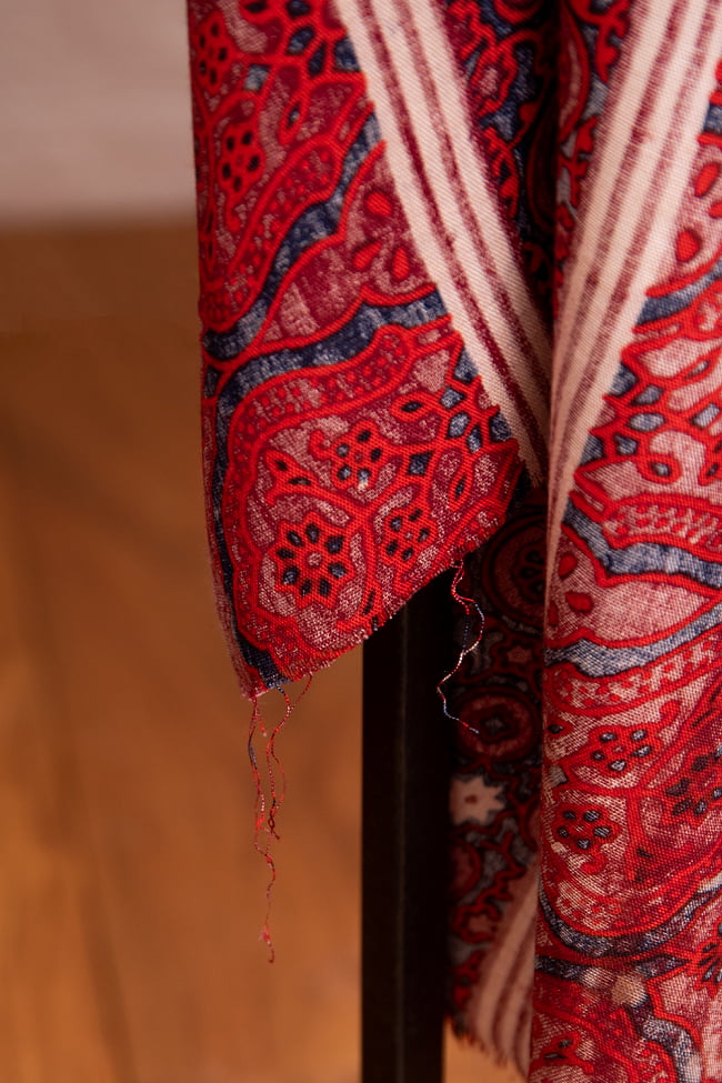 〔180cm*120cm〕インドの伝統柄 更紗模様プリント布 9 - 裾はこのように切りっぱなしなので、すこし糸が出てくることもあります。