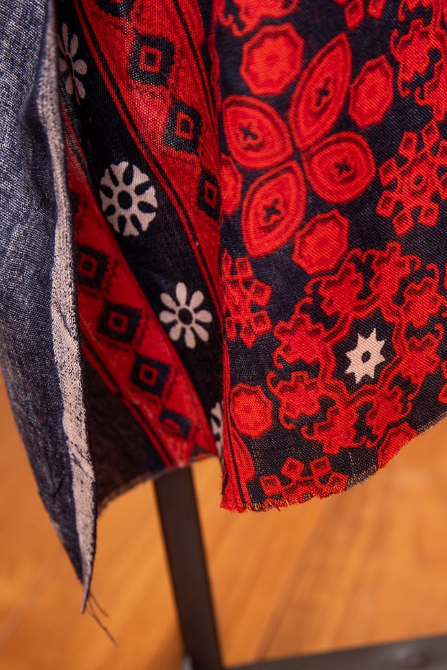 〔180cm*120cm〕インドの伝統柄 更紗模様プリント布 9 - 裾はこのように切りっぱなしなので、すこし糸が出てくることもあります。