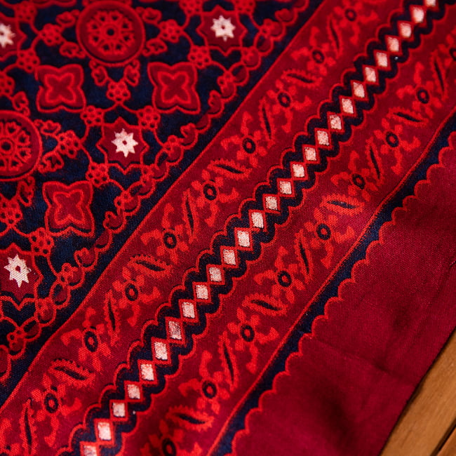〔180cm*120cm〕インドの伝統柄 更紗模様プリント布 3 - フチの写真です。ざっくりと裁断されていますが、そこまで気にならないと思います。