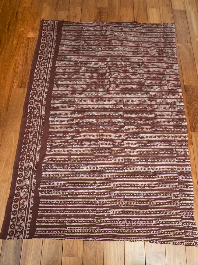 〔175cm*120cm：柄選択あり〕インドのコットンバティック 伝統ろうけつ染め布ピンクブラウン 2 - 全体写真です。お部屋をアジアンな雰囲気にしてくれます。