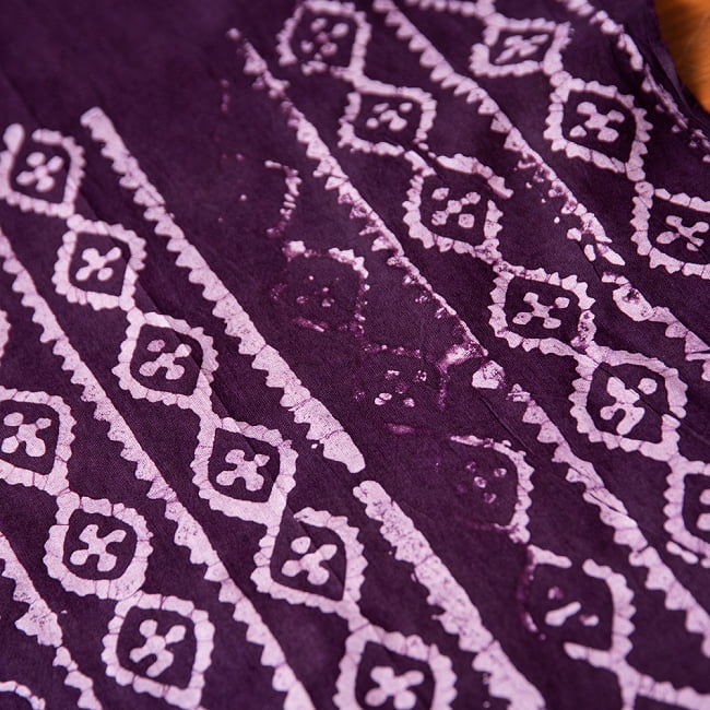 〔175cm*120cm：柄選択あり〕インドのコットンバティック 伝統ろうけつ染め布ピンクブラウン 7 - このように染めムラがある部分もございます。