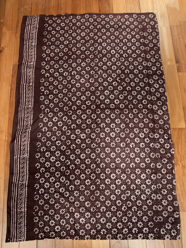 〔175cm*120cm：柄選択あり〕インドのコットンバティック 伝統ろうけつ染め布ダークブラウン 2 - 全体写真です。お部屋をアジアンな雰囲気にしてくれます。