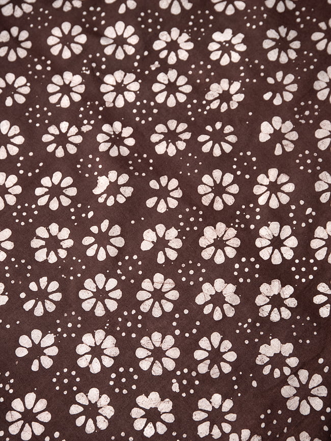 〔175cm*120cm：柄選択あり〕インドのコットンバティック 伝統ろうけつ染め布ダークブラウン 3 - 拡大写真です。近くでみるとムラがあるのですが、それによりハンドメイド独特な雰囲気が出ています。