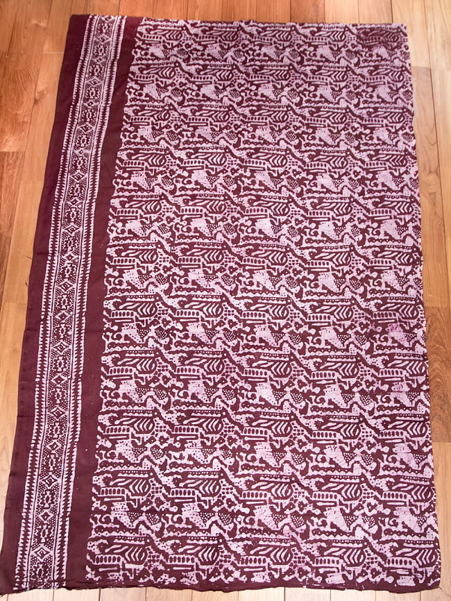 〔175cm*120cm：柄選択あり〕インドのコットンバティック 伝統ろうけつ染め布赤紫 2 - 全体写真です。お部屋をアジアンな雰囲気にしてくれます。