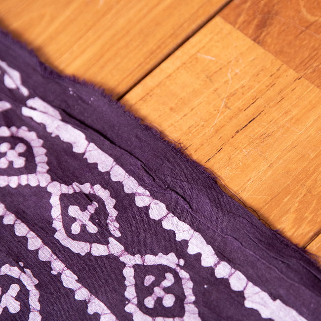 〔175cm*120cm：柄選択あり〕インドのコットンバティック 伝統ろうけつ染め布パープル 4 - フチの写真です。ざっくりと裁断されていますが、そこまで気にならないと思います。