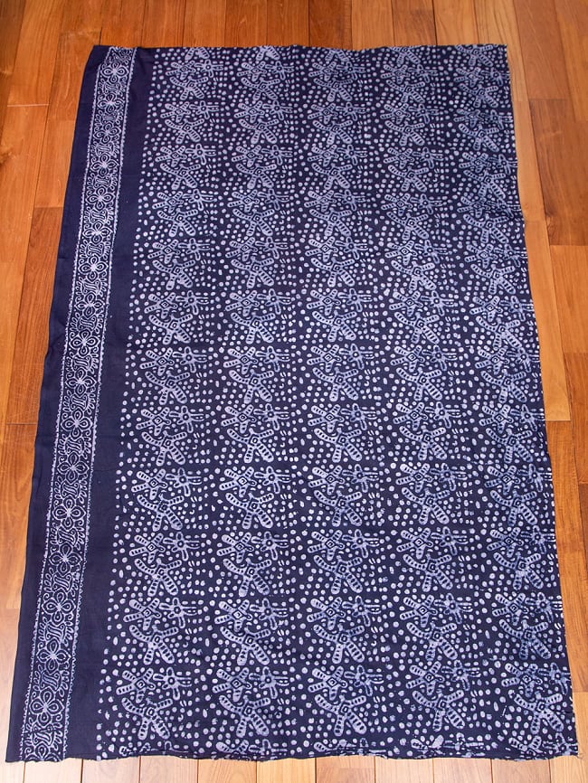 〔175cm*120cm：柄選択あり〕インドのコットンバティック 伝統ろうけつ染め布ネイビー 2 - 全体写真です。お部屋をアジアンな雰囲気にしてくれます。