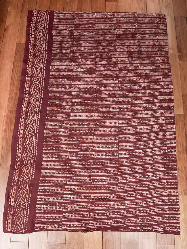 〔175cm*120cm：柄選択あり〕インドのコットンバティック 伝統ろうけつ染め布朱色 2 - 全体写真です。お部屋をアジアンな雰囲気にしてくれます。