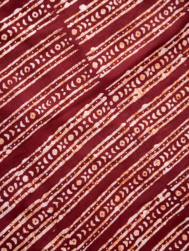 〔175cm*120cm：柄選択あり〕インドのコットンバティック 伝統ろうけつ染め布朱色 3 - 拡大写真です。近くでみるとムラがあるのですが、それによりハンドメイド独特な雰囲気が出ています。