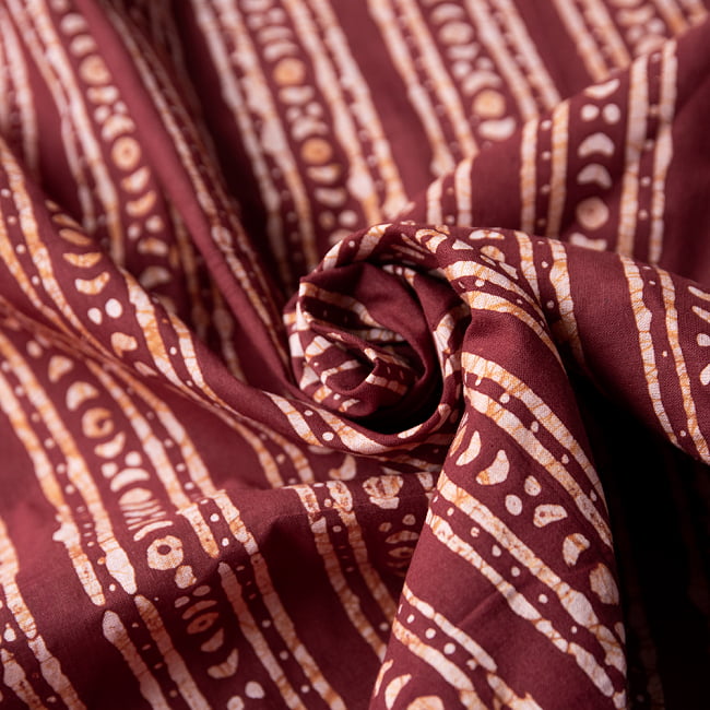 〔175cm*120cm：柄選択あり〕インドのコットンバティック 伝統ろうけつ染め布朱色 6 - クシュクシュとさせてみました。ハリのあっるコットン素材です。