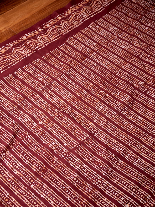 〔175cm*120cm：柄選択あり〕インドのコットンバティック 伝統ろうけつ染め布朱色の写真1枚目です。ソファーカバーやテーブルカバー、さまざまな所にデコレーション布として使いやすい！インドからやってきたファブリックです。ろうけつ染め,バティック,ソファーカバー,テーブルクロス,布,ファブリック