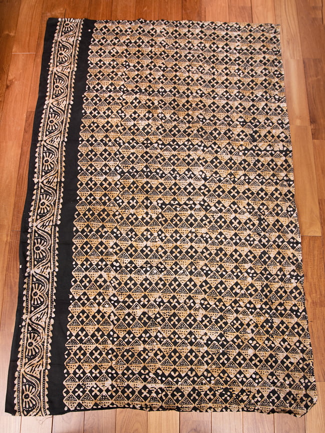 〔175cm*120cm：柄選択あり〕インドのコットンバティック 伝統ろうけつ染め布ブラック 2 - 全体写真です。お部屋をアジアンな雰囲気にしてくれます。