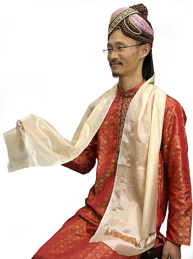 ネパールの祝福用 光沢スカーフ カタ KHATA 約160cm （白） 5 - インドパパがスカーフ（橙）を着けてみました