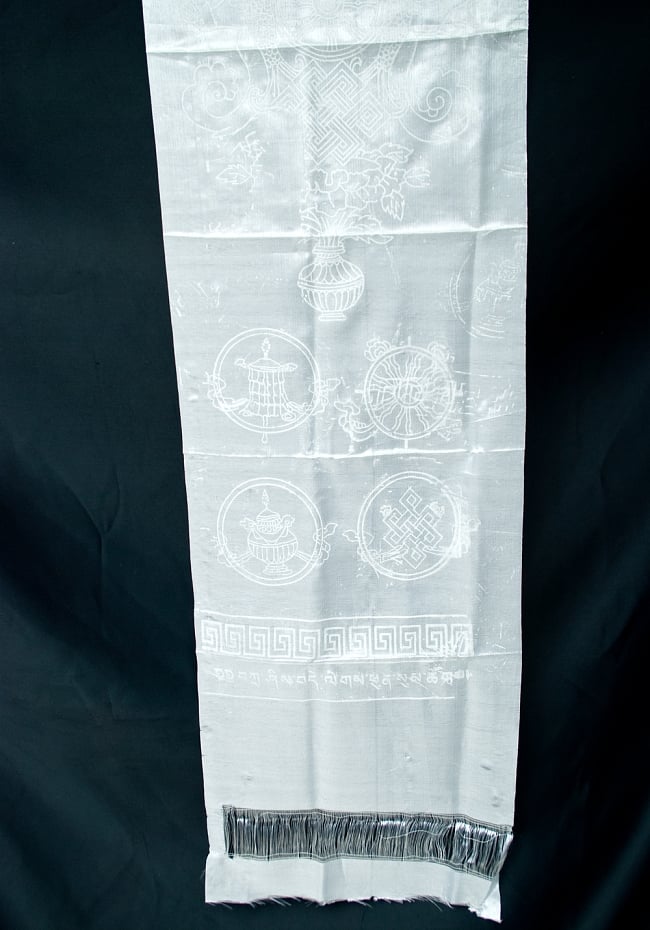 ネパールの祝福用 光沢スカーフ カタ KHATA 約160cm （白）の写真1枚目です。スカーフの半分を写しましたスカーフ,光沢 スカーフ,ネパール スカーフ,カタ,Khata,祝福,浄化