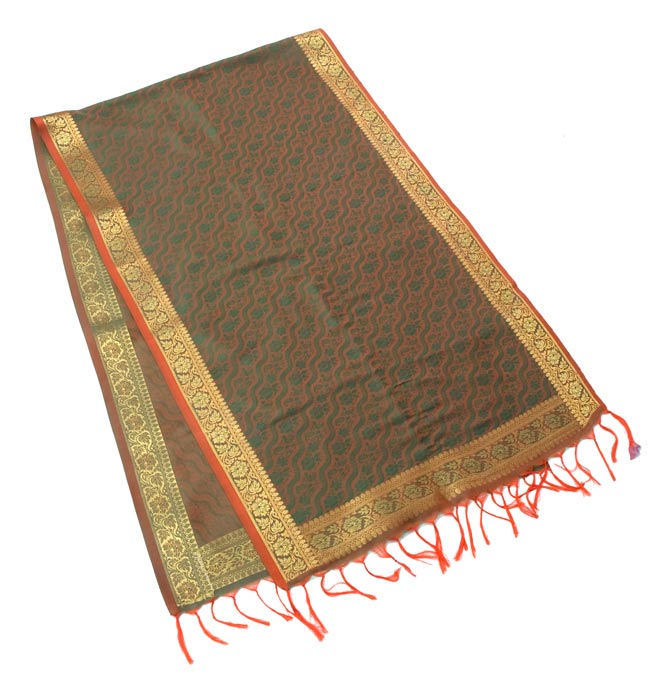 ボーダー入り 光沢スカーフ・デコレーション布 - 緑×オレンジ 3 - 半分に折ってみました。縁にボーダーがあしらわれて、インドの個性が光りますね。