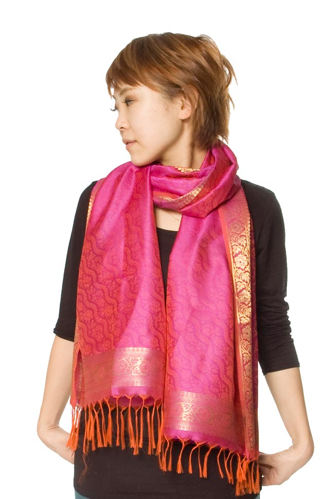 ボーダー入り 光沢スカーフ・デコレーション布 - 緑×オレンジ 4 - スカーフのように首に巻いてみました。(こちらは色違いです)