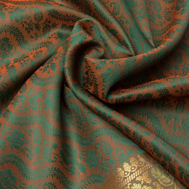 ボーダー入り 光沢スカーフ・デコレーション布 - 緑×オレンジの写真