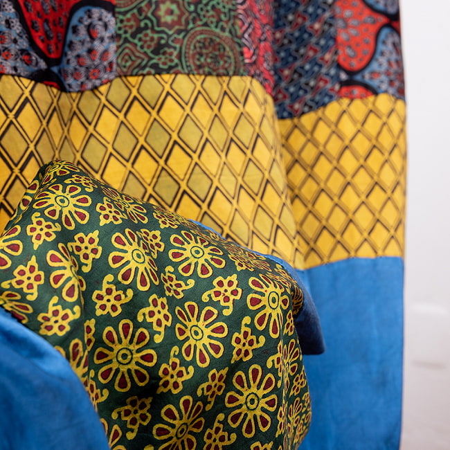 1点もの インドの伝統柄 アジュラックプリント ドゥパッタ ストール【約82cm×244cm】 7 - 化繊へプリントしたものは気持ち艶があります
