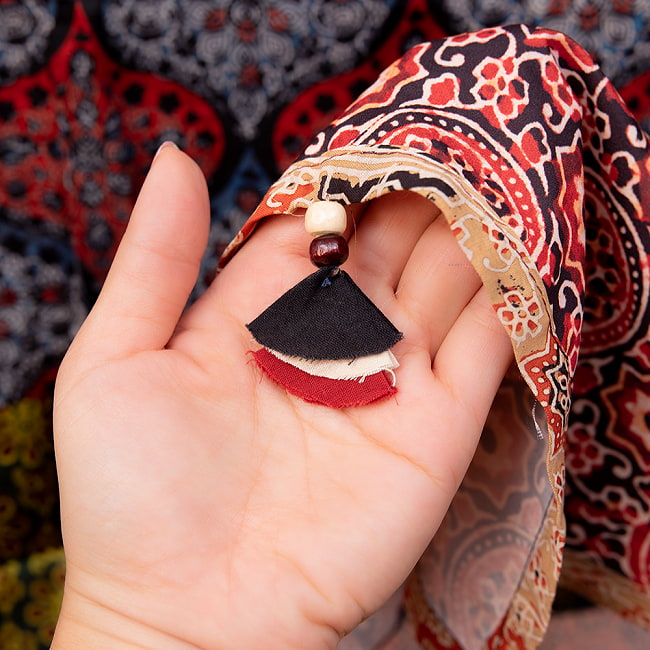 1点もの インドの伝統柄 アジュラックプリント ドゥパッタ ストール【約78cm×210cm】 8 - 端には飾りふさがあります