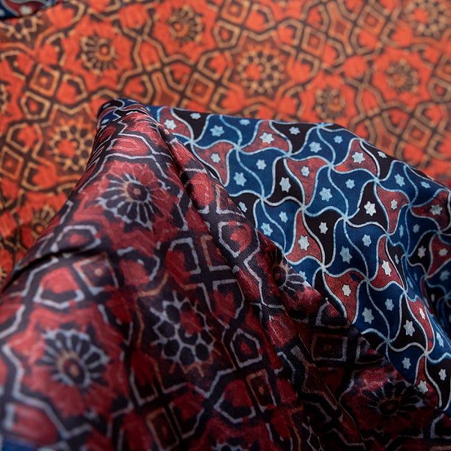 1点もの インドの伝統柄 アジュラックプリント ドゥパッタ ストール【約80cm×216cm】 7 - 化繊へプリントしたものは気持ち艶があります