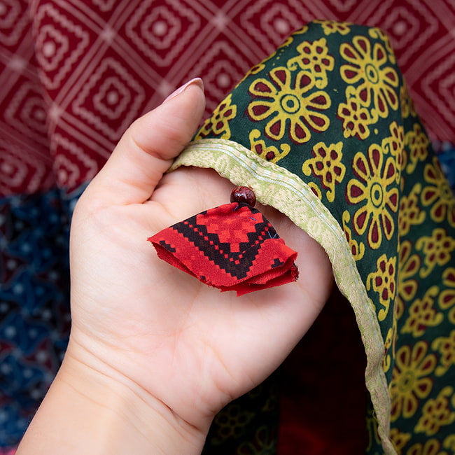1点もの インドの伝統柄 アジュラックプリント ドゥパッタ ストール【約80cm×224cm】 6 - 端には飾りふさがあります
