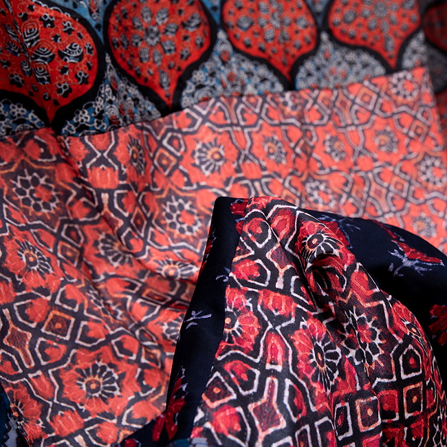 【インド品質】 1点もの インドの伝統柄 アジュラックプリント ドゥパッタ ストール【約76cm×224cm】 7 - 化繊へプリントしたものは気持ち艶があります