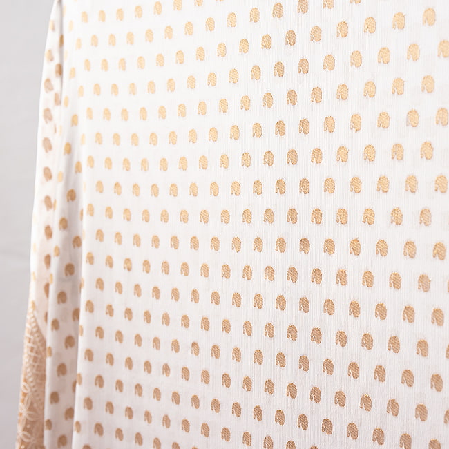 【アソート】　白地に金糸を織り込んだインドのドゥパッタ　約265cm×約115cm 26 - No.5アソートの例です。