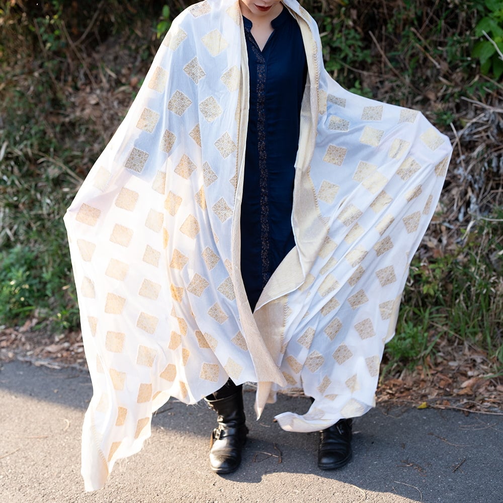 【アソート】　白地に金糸を織り込んだインドのドゥパッタ　約265cm×約115cm4枚目の説明写真です