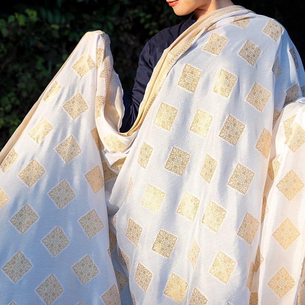 【アソート】　白地に金糸を織り込んだインドのドゥパッタ　約265cm×約115cm5枚目の説明写真です