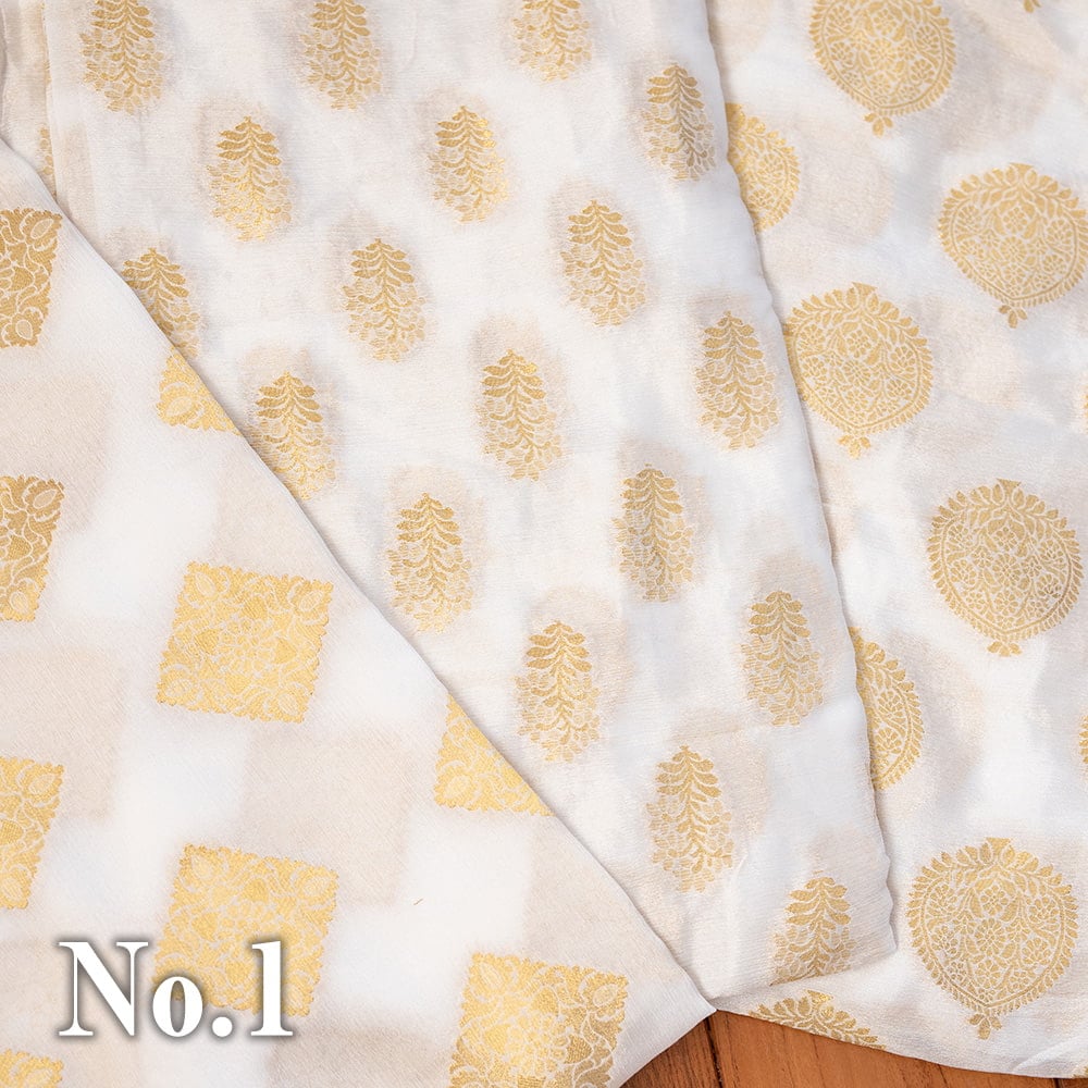 【アソート】　白地に金糸を織り込んだインドのドゥパッタ　約265cm×約115cm1枚目の下部説明写真です