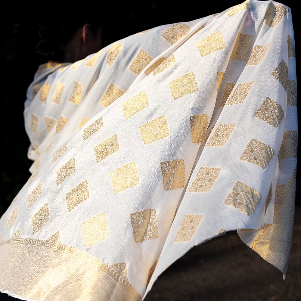 【アソート】　白地に金糸を織り込んだインドのドゥパッタ　約265cm×約115cm1枚目の説明写真です