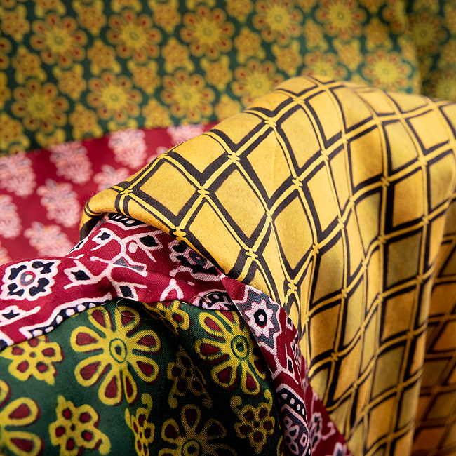 1点もの インドの伝統柄 アジュラックプリント ドゥパッタ ストール【約84cm×228cm】 7 - 化繊へプリントしたものは気持ち艶があります