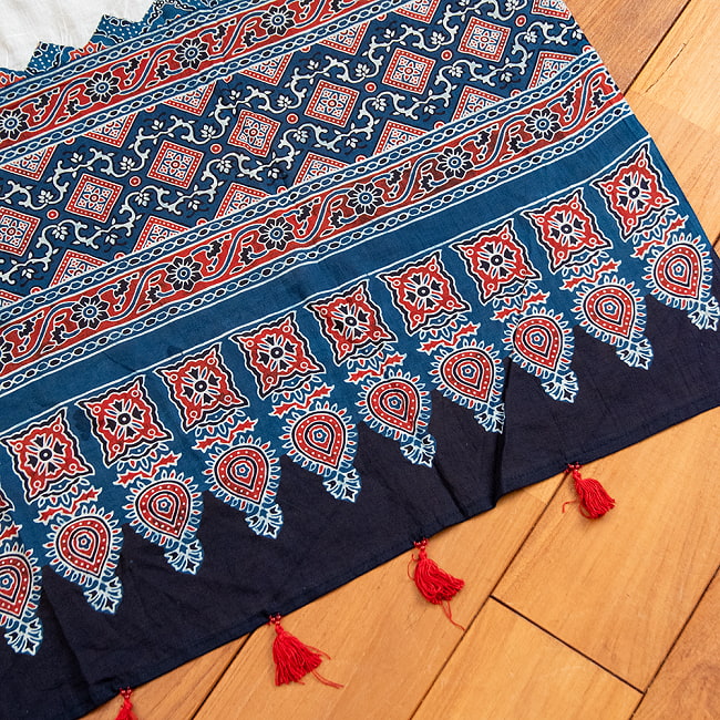 アジュラック染め布とバルメール村アップリケの大判布 約115cm x 180cm 9 - 端部分の様子です。