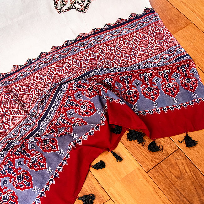 アジュラック染め布とバルメール村アップリケの大判布 約115cm x 180cm 9 - 端部分の様子です。