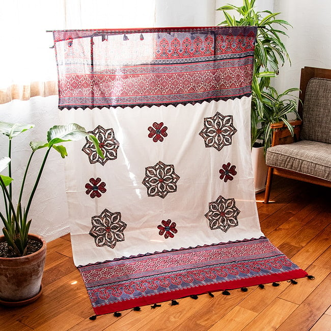 アジュラック染め布とバルメール村アップリケの大判布 約115cm x 180cmの写真1枚目です。インド伝統のブロックプリント布にバルメール村のアップリケが組み合わさった大判の布地です。マルチクロス,大判布,大きい 布,ポンポン
