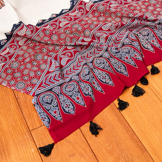 アジュラック染め布とバルメール村アップリケの大判布 約115cm x 180cm 8 - 端には飾りふさがあります