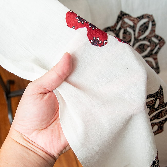 アジュラック染め布とバルメール村アップリケの大判布 約115cm x 180cm 9 - 薄手で上品なインド綿です。